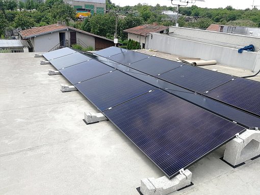 Řady panelů na rovné fóliové střeše ve Velkých Pavlovicích